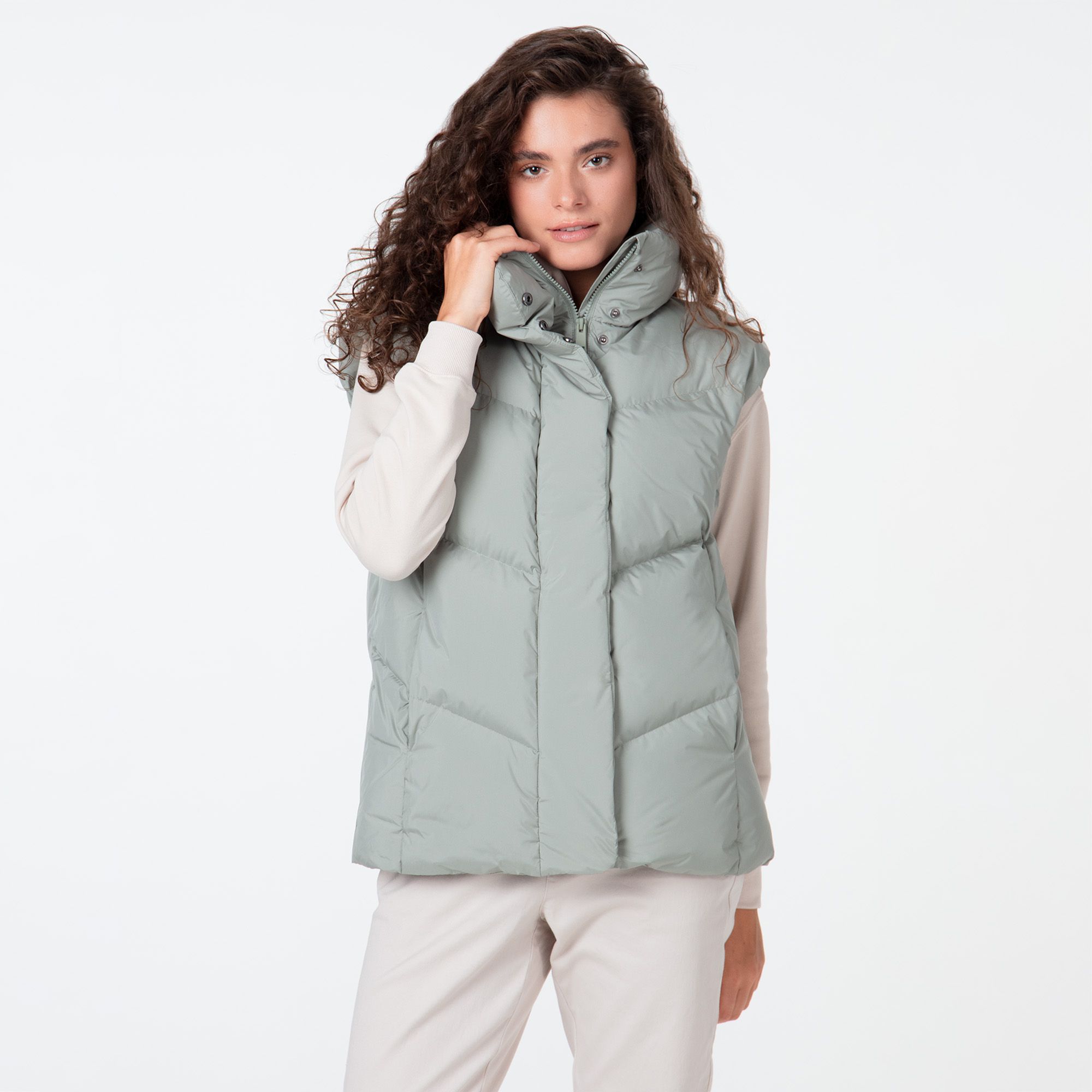 Купить STREETBEAT Женский жилет Streetbeat Down Vest за 12 599 рублей в Москве и с доставкой по России